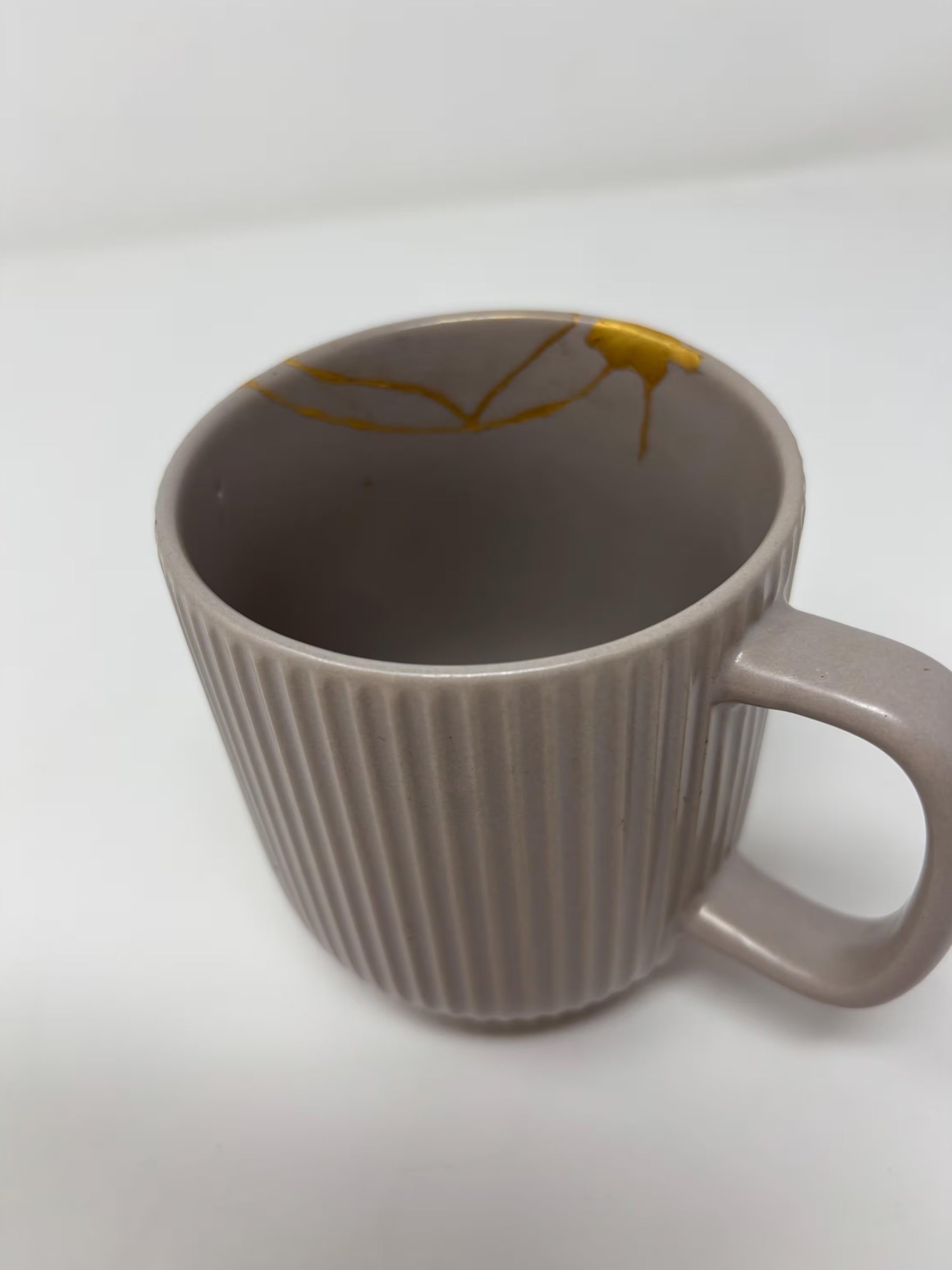 Rise & Shine – Vintage Kintsugi Mug in Dusty Grey Rose One-of-a-kind | Repaired with Urushi Lacquer | 23k Gold Finish | Food Safe